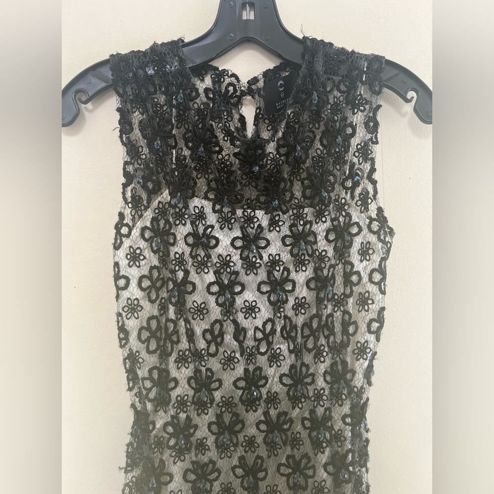 Elegant Black Lace Evening Dress - Picture 4 of 9